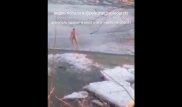 Прыгающего по льду посреди реки полуголого мужчину сняли в Павлодаре