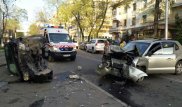 Жуткая авария по проспекту Сейфуллина в Алматы: перевернулся внедорожник
