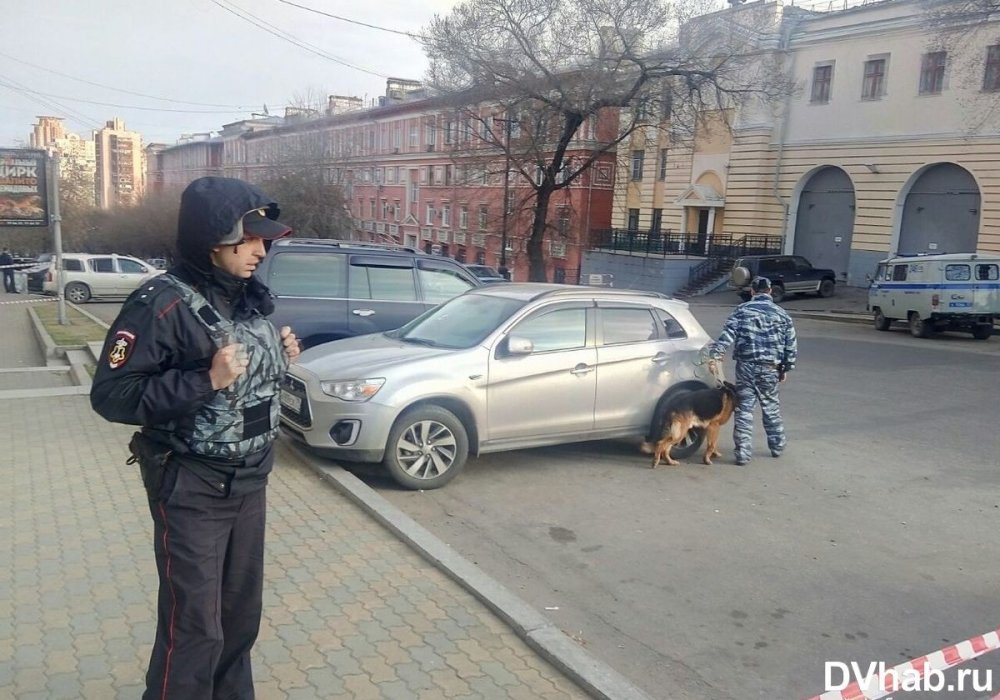 На здание ФСБ в Хабаровске совершено нападение. Фото dvnovosti.ru