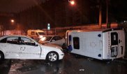 Машина скорой помощи опрокинулась в ходе ДТП в Алматы