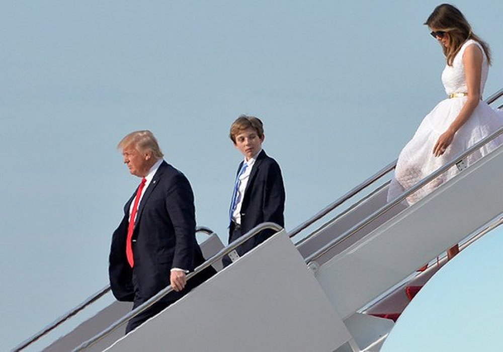 Дональд Трамп со своим сыном Барроном и женой Меланией прибывают в штат Мэриленд. © Reuters