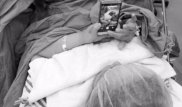 69-летняя пациентка общалась в соцсетях, пока ее оперировали