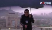 Молния ударила в телеведущего в Китае во время прямого эфира