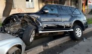 Водитель Mercedes протаранил припаркованный внедорожник в Алматы