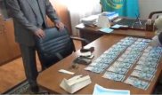Чиновника задержали за взятки от руководителей учебных заведений в Кызылорде