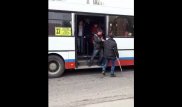 Случай на остановке в Алматы возмутил пользователей соцсетей