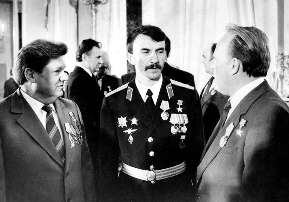 Николай Майданов (в центре) после вручения ордена Ленина и медали Золотая звезда. © pochta-polevaya.ru