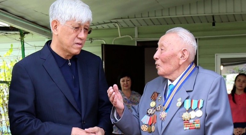 Аким Алматинской области Амандык Баталов и 100-летний Сейитхан Исаев.