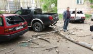 Дерево упало на автомобили в Костанае