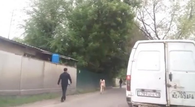 голые женщины на улицах городов видео