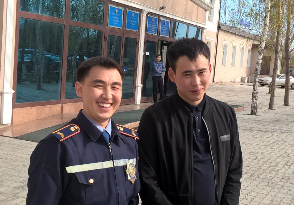 Истцы-полицейские Олжас Тлеугалиев и Самат Карабай