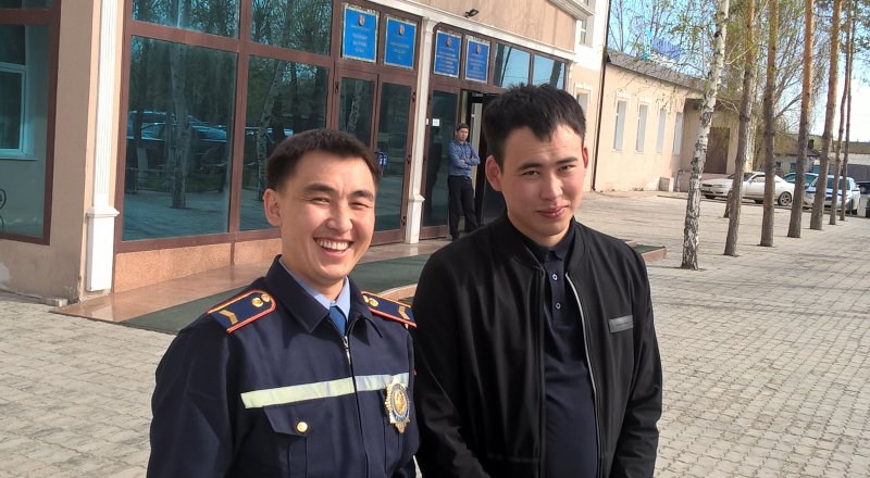 Истцы-полицейские Олжас Тлеугалиев и Самат Карабай