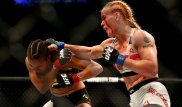 Чемпионка UFC ударила соперницу из Кыргызстана на дуэли взглядов