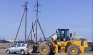 Автора видео необычной буксировки полицейского авто накажут в Павлодаре
