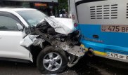 В Алматы Land Cruiser врезался в автобус: Пострадали женщина и ребенок