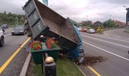 ДТП на ВОАД в Алматы: грузовик врезался в железное ограждение