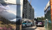 Трое рабочих упали с подъемника на стройке в Алматы