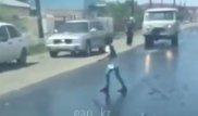 Девочка прилипла к некачественному асфальту в Алматинской области