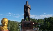 Тракторист из Семея за свой счет установил памятник Алихану Букейханову