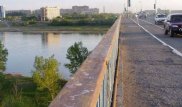 В погоне за купюрой жительница Семея упала с моста и приземлилась на дерево