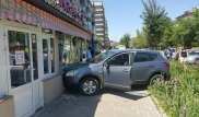 Женщина-водитель въехала в кафе, где сидели 30 человек