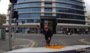 "Смотри вперед": Пешеход своей злостью рассмешил пользователей Сети