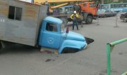Аварийная машина провалилась под асфальт в Павлодаре