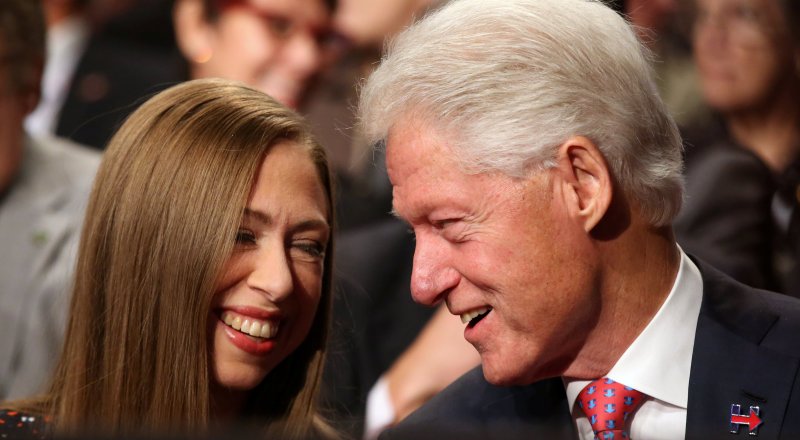 Билл Клинтон и Челси Клинтон. REUTERS/Lucy Nicholson©