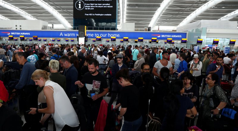 Столпотворение в аэропорту Хитроу из-за сбоя в системе British Airways. © Reuters