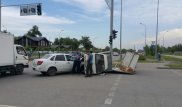 Перевозивший яйца грузовик опрокинулся в Алматы