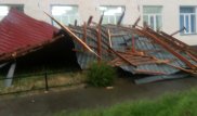 Сильный ветер разрушил кровли школы и акимата в Талдыкоргане
