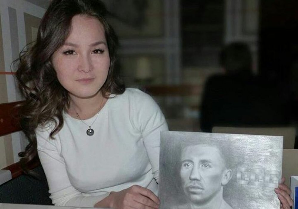 Лаура Байшоканова держит портрет Геннадия Головкина. © Tengrinews.kz