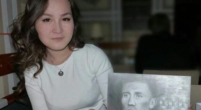 Лаура Байшоканова держит портрет Геннадия Головкина. © Tengrinews.kz