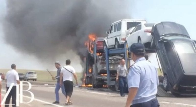 Сгорел автовоз. На автовозе сгорел Генезис. Авария на трассе в Кордае 23.11.22г.