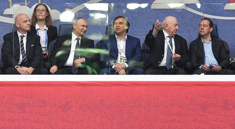 Слева на право: Джанни Инфатино, Владимир Путин, Александр Бородюк, Никита Симонян и Дмитрий Медведев. Фото ФФК