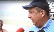 Президент Коста-Рики проглотил осу во время интервью