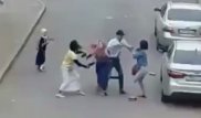Драка женщин в Астане на глазах прохожих попала на видео