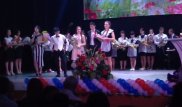 Выпускница со сцены обвинила одноклассницу в незаслуженной золотой медали
