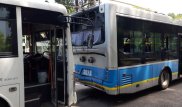 Автобус врезался в стоявший на остановке троллейбус в Алматы