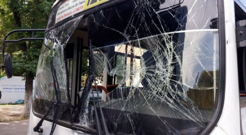 В ДТП с автобусом и троллейбусом в Алматы пострадали 8 человек