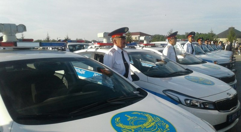 В честь профессионального праздника полицейским Алматинской области вручили ключи от автомашин и квартир
