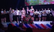 Выпускница после скандала сдала золотую медаль: ее маму-чиновницу уволили