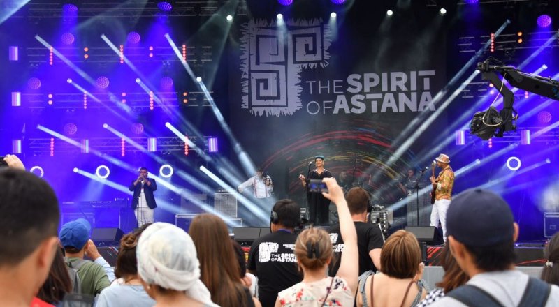 Гости The Spirit of Astana не удержались от танцев под зажигательную балканскую музыку от Jjubojna