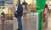 Голая девушка не смогла шокировать клиентов банка в Москве