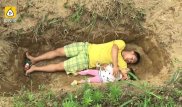 Китаец готовит больную 2-летнюю дочь к смерти играми в могиле