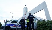 Возле Парижа автомобиль попытался въехать в толпу перед мечетью