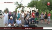 На трассе Алматы - Талдыкорган местные жители легли под КамАЗ