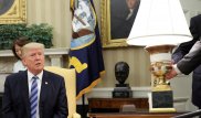 Трампа едва успели спасти от падающей лампы
