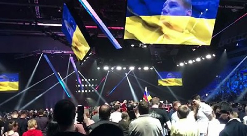Реакция российских болельщиков бокса на гимн Украины удивил пользователей
