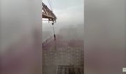 Появилось эмоциональное видео из строительного крана во время шторма в Актобе